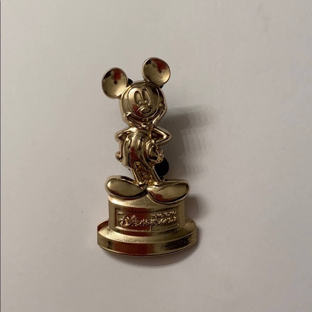 Rare Disneyland Hong Kong Mickey Statue Pin